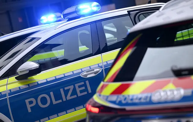 Mit hohem Tempo ist ein junger Mann vor der Polizeikontrolle geflüchtet (Symbolbild) | Foto: dpa