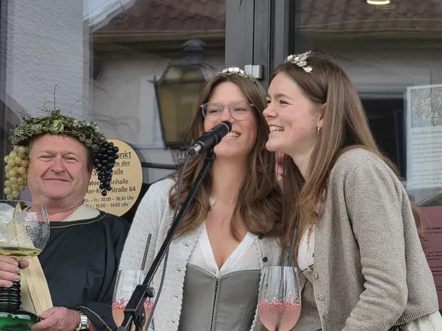 Mandelblütenkönigin Maja Nett (rechts) und Mandelblütenprinzessin Isabel Zimprich (links) eröffnen das Mandelblütenfest Gimmeldingen 2026 feierlich | Foto: Eva Bender