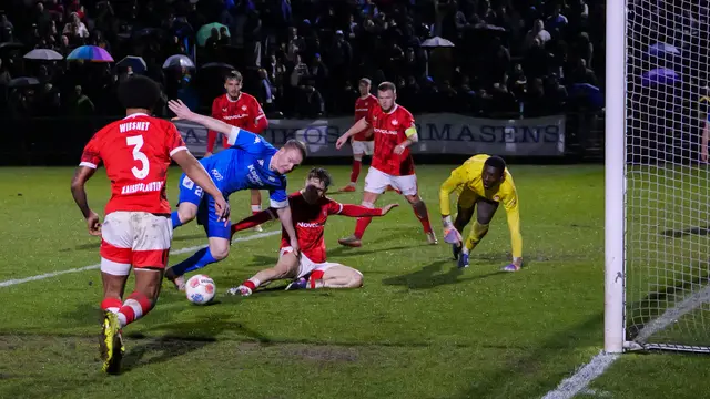 Dennis Krob vom FK Pirmasens kommt im Strafraum des 1. FC Kaiserslautern II zum Abschluss, rutscht auf dem nassen Rasen jedoch weg – eine der besten Chancen des FKP auf das mögliche 2:0 bleibt ungenutzt. | Foto: Erik Stegner