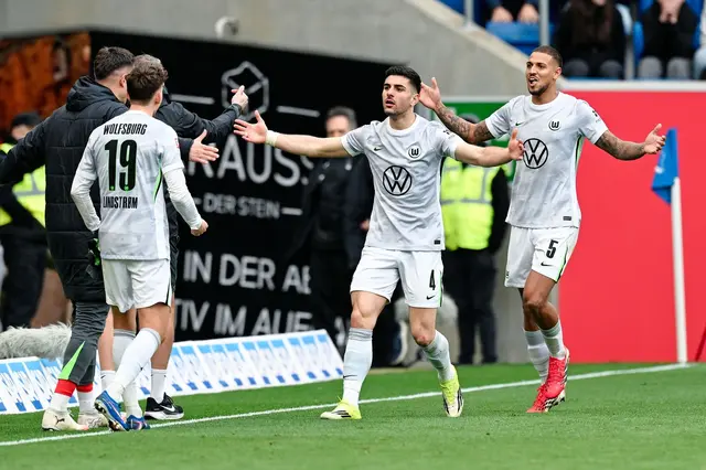 Konstantinos Koulierakis (M) freut sich über die Wolfsburger Führung. | Foto: dpa