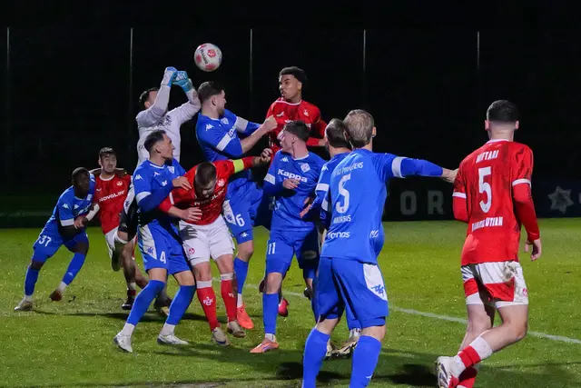 Mitten im Strafraum-Gewühl behält FKP-Torwart Benjamin Reitz den Überblick und klärt eine hohe Hereingabe mit der Faust. | Foto: Erik Stegner