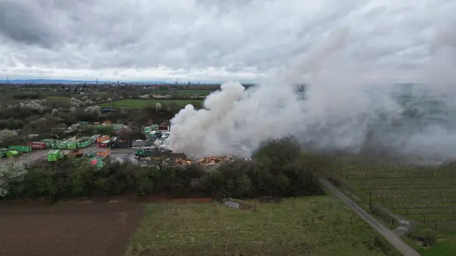 Die Feuerwehr ist noch bei Löscharbeiten im Einsatz. | Foto: dpa