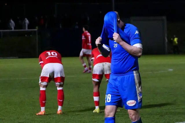 Dennis Krob vom FK Pirmasens kann es nach dem Schlusspfiff kaum fassen: Der Stürmer vergibt eine der besten Chancen zum möglichen 2:0. | Foto: Erik Stegner