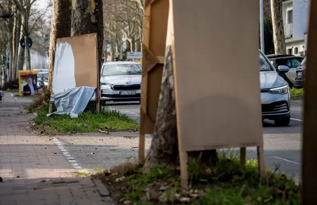 Viele Wahlplakate werden herungergerissen oder beschmiert.  | Foto: dpa