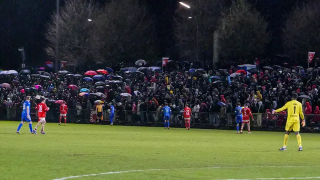 Trotz Regen eine beeindruckende Kulisse: Rund 1.400 Zuschauer sehen das Oberliga-Spitzenspiel zwischen der U21 des 1. FC Kaiserslautern und dem FK Pirmasens. | Foto: Erik Stegner