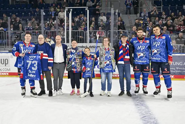 Gruppenbild mit den drei Erstplatzierten bei der Wahl zum Liebling der Saison 2025/2026 mit Sieger Zach Solow (links), dem drittplatzierten Matthias Plachta (zweiter von rechts) und dem zweitplatzierten Nick Mattinen (rechts). | Foto: Ruffler/PIX-Sportfotos