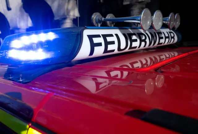 Ein Einfamilienhaus stand am Vormittag in Flammen. (Symbolbild) | Foto: dpa