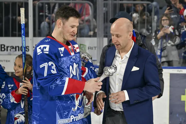  Adler-Stürmer Zach Solow (links) bekam von Wochenblatt-Vertriebsleiter Tobias Ehrenberg (rechts) den Pokal für den Liebling der Saison 2025/2026 überreicht.
 | Foto: Ruffler/PIX-Sportfotos