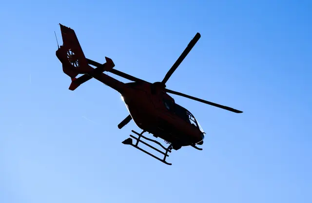 Mindestens ein Rettungshubschrauber war auf der A5 im Einsatz. (Symbolbild) | Foto: dpa