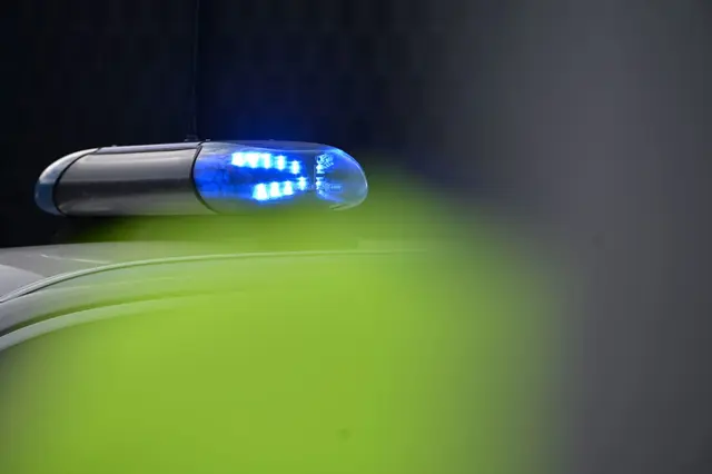 Unbekannte haben zwei Fahrscheinprüfer in Pforzheim attackiert. (Symbolbild) | Foto: dpa