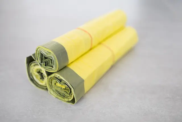 Ein Autofahrer war auf der Neuhofstraße unterwegs, als plötzlich in Höhe des Netto-Parkplatzes ein gelber Sack von rechts auf die Fahrbahn geweht wurde | Foto: Christian Schwier/AdobeStock_334085296