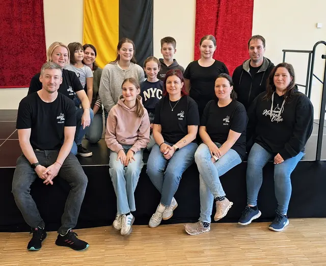 Das Bastel-Team von Altdorf Heimatliebe mit den AHL Kids und Jugendpflegerin Maren Hofmann warten auf die kleinen Bastler.  | Foto: Simon Grüner