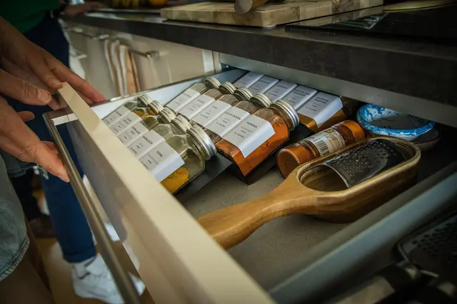 Liegen die Gewürzdosen nicht im richtigen Abstand, machen sich Unruhe und Anspannung breit: Ordnungszwänge können Leidensdruck auslösen, gelten aber als gut therapierbar. | Foto: dpa