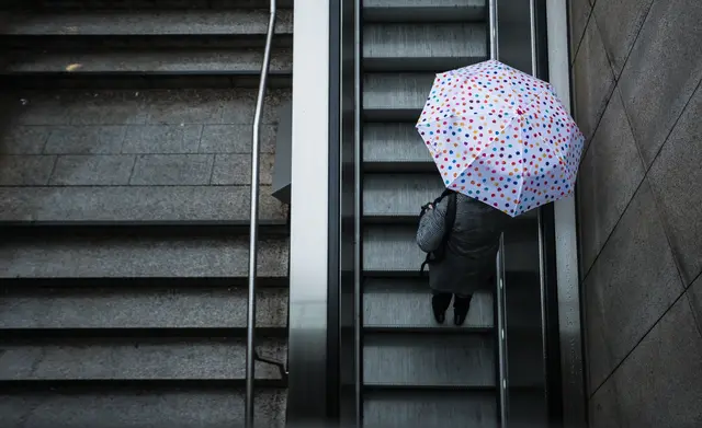 Wer am Montag raus will, braucht Regenschirm und Jacke.  | Foto: dpa