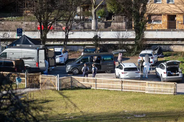Einsatzkräfte sichern am Fundort der Leiche rund 200 Spuren. (Archvibild) | Foto: dpa