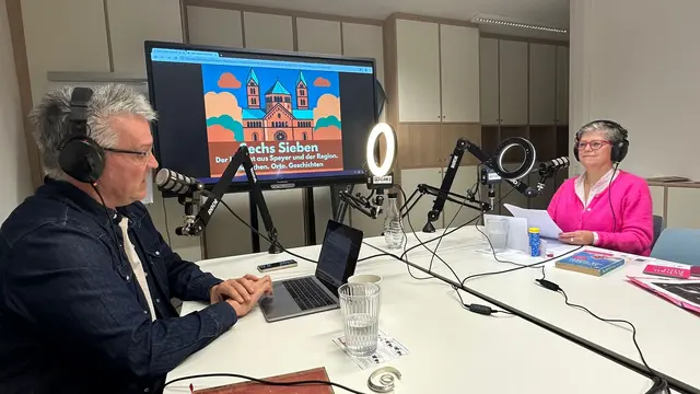 Live im Studio des OK Speyer. Podcastaufzeichnung von "Sechs Sieben. Der Podcast aus Speyer. Rechts: Coachin und Buchautorin Manuela Rohr, Links Podcast Host Alexander Walch | Foto: OK Speyer / Thomas Schuster