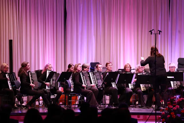 Das Ensemble AkkoNEO DHV Landes-Projektorchester Rheinlandpfalz brachte das Musikinstrument des Jahres 2026, das Akkordeon, auf die Bühne der Fruchthalle | Foto: Rolando de Sousa/gratis