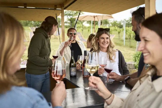 Ab sofort wieder draußen: Weingenuss bei Jules Weinkiste in den Weinbergen zwischen Hohenhaslach und Freudental. | Foto: Tourimia Tourismus GmbH | Stefan Leitner Photography
