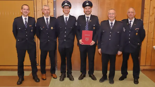 Christian Franzreb (Vierter von links) wurde beim Kameradschaftsabend der Feuerwehr Heiligenmoschel zum stellvertretenden Wehrführer ernannt und für 15 Jahre Dienst geehrt. Zu sehen sind außerdem (von links) der Stellvertretende Wehrleiter Jörg Tremmel, ehemaliger stellvertretender Wehrführer Sascha Rahm, Wehrführer Thomas Becker, Beigeordneter Martin Müller sowie der stellvertretende Wehrleiter Danny Schulz | Foto: Harald Laier/FW OO/gratis