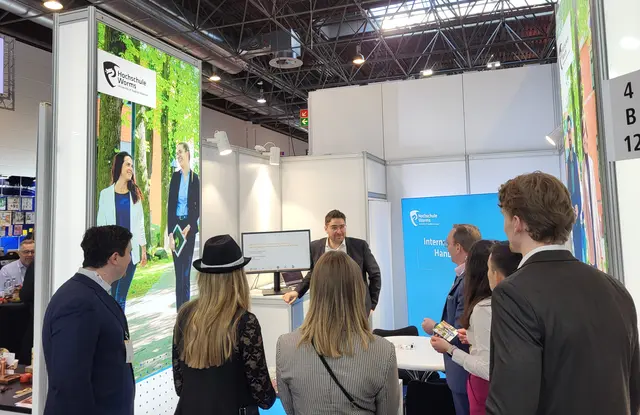 Der Messestand der Hochschule Worms war ein beliebter Treff- und Informationsort.  | Foto: Andreas Moerke