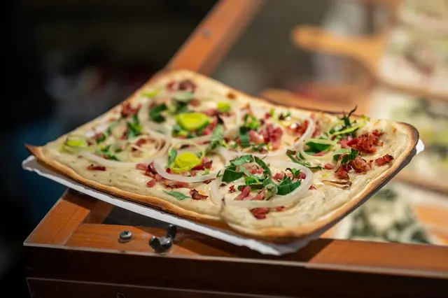 Der Klassiker nach Elsässer Art: Flammkuchen mit Lauch, Speck und Zwiebeln. | Foto: dpa