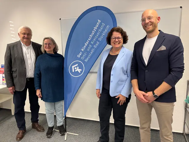 Übergabe des Erlöses des Rotary Adventskalenders 2025 an Monika Lang (3. v.l., Vorsitzende des Kinderschutzbundes Neustadt-Bad Dürkheim) und Hendrik Weber (4. v.l., kfm. Leiter Ambulantes Hospiz- und Palliativ Zentrum Neustadt) durch Werner Regel (1. v.l. Präsident Rotary-Club Neustadt) und Anke Wenk, (2. vl, Rotary Projektleiterin Adventskalender).  | Foto: Rotary Club Neustadt