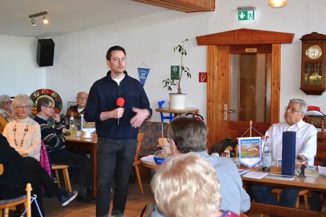 Dr. med. Dirk Faul informierte die Senioren über häufig auftretende Augenerkrankungen bei älteren Menschen  | Foto: Frank Schäfer