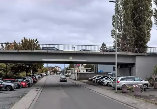Die Brücke über die Bahnlinie an der Landesstraße L 363 in Landstuhl ist für Fahrzeuge über 3,5 Tonnen gesperrt. Die geplanten Verstärkungsarbeiten sollen nach Angaben der Landesregierung erst im Sommer 2026 beginnen. Foto: | Foto: Erik Stegner