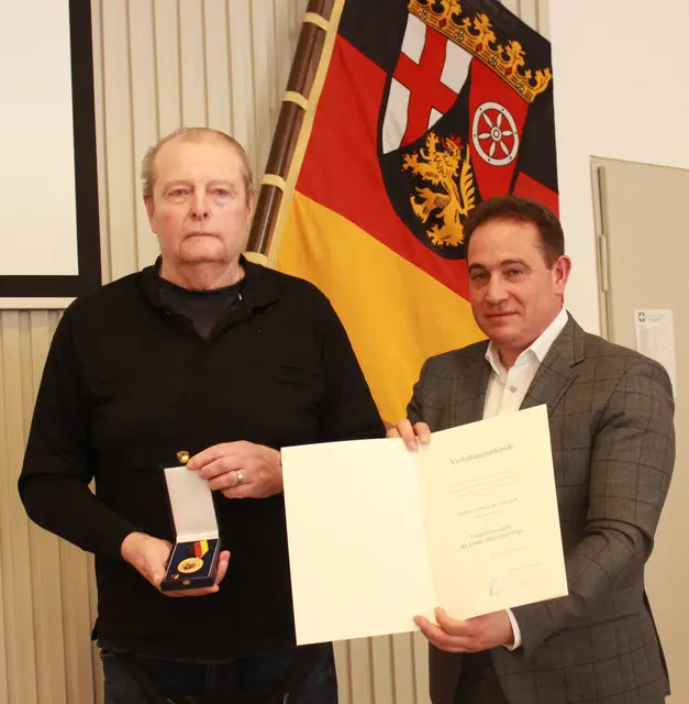 Hans-Karl Sander aus Kaiserslautern (links) nahm von SGD-Süd-Präsident Prof. Dr. Hannes Kopf die Verdienstmedaille des Landes Rheinland-Pfalz entgegen | Foto: SGD Süd/gratis