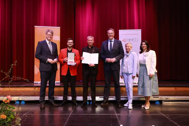 Die Mainzer Hofsänger erhalten die Zelter-Plakette für 100-jähriges Wirken. Das Foto zeigt Bundesverkehrsminister Patrick Schnieder (v.l.), Vinzent Grimmel und Andreas Leuck (Mainzer Hofsänger), Ministerpräsident Alexander Schweitzer, OB Beate Kimmel und BMCO-Präsidentin Derya Türk-Nachbaur MdB | Foto: Rolando de Sousa/gratis
