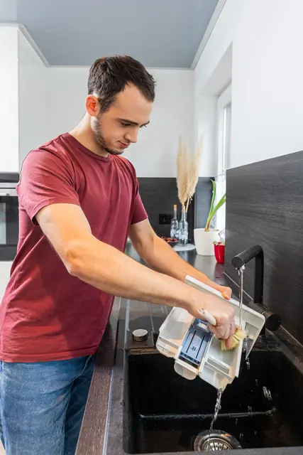 Waschmaschine stinkt: Ursachen durch Biofilm und Tipps zur Reinigung und Vorbeugung. | Foto: Koordinationsbüro FORUM WASCHEN beim IKW e.V. (Industrieverband Körperpflege-
und Waschmittel), Foto: Dennis Möbus