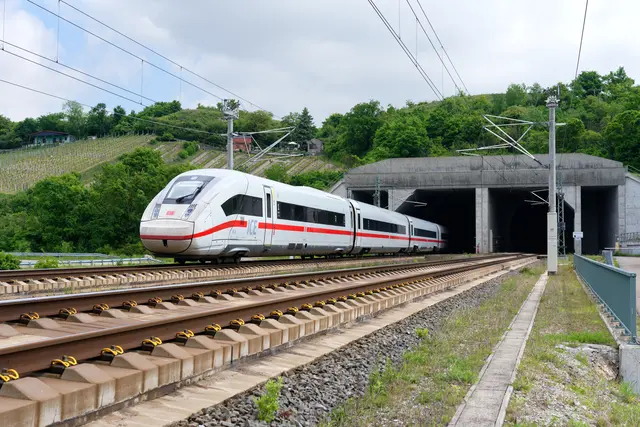 Ein ICE fährt aus einem Tunnel auf einer Schnellfahrstrecke. Mit dem neuen elektronischen Stellwerk ist die Neubaustrecke zwischen Karlsruhe und Rastatt Süd technisch bereit für den weiteren Ausbau und die geplante Inbetriebnahme des Tunnels Rastatt. | Foto: Deutsche Bahn AG / Frank Barteld