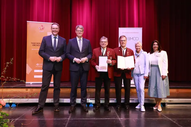 Der Musik- und Unterhaltungsverein Lauschied wurde mit der Pro-Musica-Plakette für 100-jähriges Wirken ausgezeichnet. Das Foto zeigt Ministerpräsident Alexander Schweitzer (von links), Bundesverkehrsminister Patrick Schnieder, Josef Stenzhorn und Antonius Nikodemus vom Musik- und Unterhaltungsverein Lauschied, OB Beate Kimmel, BMCO-Präsidentin Derya Türk-Nachbaur | Foto: Rolando de Sousa/gratis