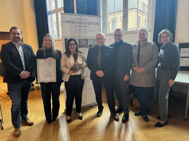 v.l.n.r.: Lars Pletscher, Beigeordneter und Dezernent für Bildung, Jugend, Familie und Sport in Ludwigshafen; Celine Schmitt, Schulleitung Schule für Pflegehilfe am KliLu; Hülya Stegmüller, Schulleitung Schule für Pflegeberufe am KliLu; Prof. Dr. Klaus Blettner, Oberbürgermeister Stadt Ludwigshafen; Jan Stanslowski, kaufmännischer Geschäftsführer KliLu; Alexandra Gräfin von Rex, Pflegedirektorin KliLu; Dr. Eefje Barber, Medizinische Geschäftsführerin KliLu | Foto: Klinikum Ludwigshafen
