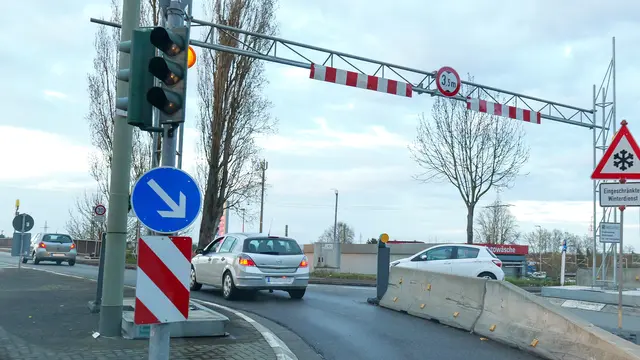 Höhenbegrenzung bei 3,5 Meter: Lastwagen und Busse dürfen die Brücke an der L 363 bei Landstuhl derzeit nicht befahren und müssen die Umleitung über die Bruchwiesenstraße nutzen. | Foto: Erik Stegner
