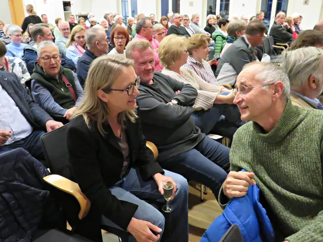 Angeregte Unterhaltung zwischen Ilona Christia Schulz und Paul Platz | Foto: Brigitte Melder