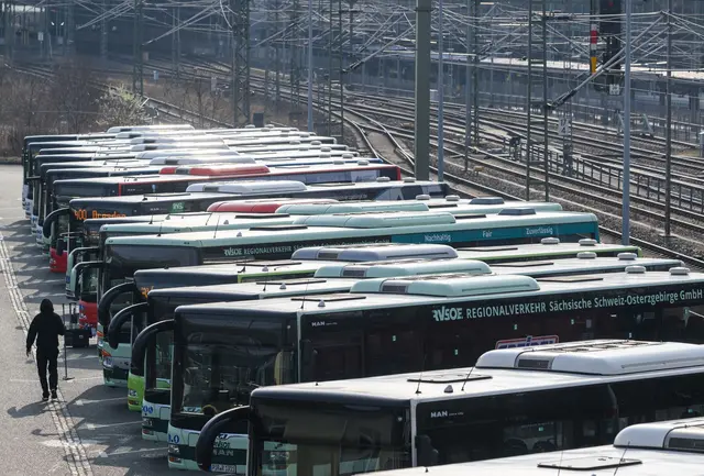 Erneut bleiben Busse und Bahnen wegen eines Warnstreiks in vielen Bundesländern in den Depots. (Archivbild) | Foto: dpa
