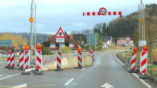 Höhenbegrenzung bei 3,5 Meter: Lastwagen und Busse dürfen die Brücke an der Landesstraße L 363 bei Landstuhl derzeit nicht befahren. Der Schwerlastverkehr wird über die Bruchwiesenstraße umgeleitet. | Foto: Erik Stegner
