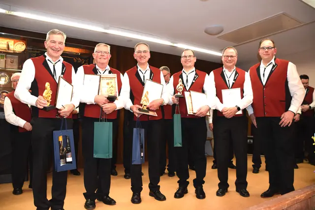 Beim Liederabend des MGV 1879 Kappeln wurden langjährige Sänger geehrt. Von links: Otfried Buß, Harald Heinz, Bernhard Mäurer und Michael Welschbach (je 40 Jahre aktiver Chorgesang), Uwe Petry (25 Jahre) sowie der 1. Vorsitzende des MGV, Björn Haubert. | Foto: Christina Mäurer