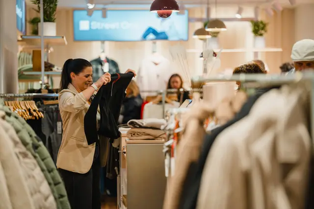 Der Verkaufsoffene Sonntag lädt von von 13 bis 18 Uhr zum Einkaufen, Stöbern und Genießen ein. | Foto: Vassilios Chorozidis