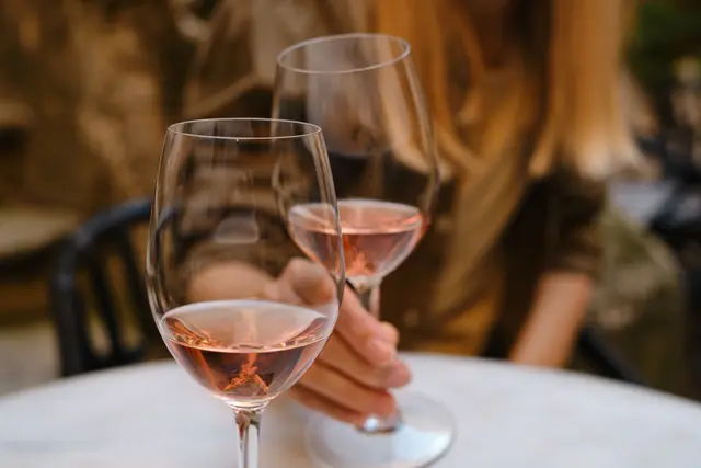 Ein Glas Rosé zum Frühlingsanfang: Bei der Weinexchange in Edesheim steht der Vergleich unterschiedlicher Roséweine im Mittelpunkt | Foto: Iuliia Pilipeichenko/stock.adobe.com