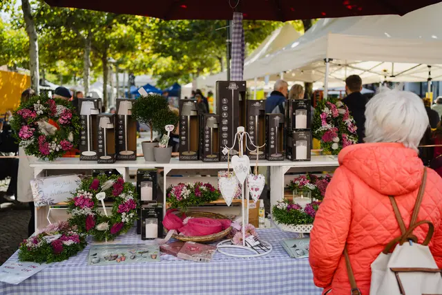 Im Mittelpunkt des Osterglockenmarktes stehen österliche Dekorations- und Geschenkartikel | Foto: Vassilios Chorozidis
