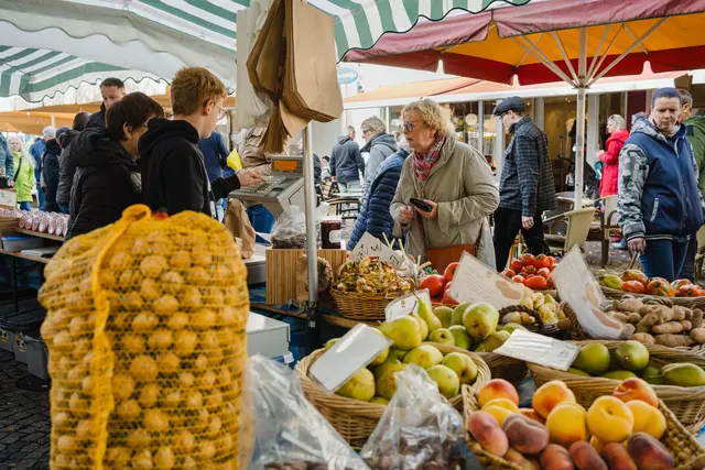 Wochenende, Herbstwetter und beste Stimmung: An diesem Sonntag, den 4. Oktober 2026, lädt der Bauernmarkt ab 11 Uhr zum Markttreiben &amp; zum Verkaufsoffenen Sonntag in der Bad Dürkheimer Innenstadt ein! | Foto: Vassilios Chorozidis