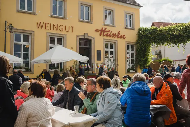 Für das leibliche Wohl sorgen neben den ansässigen Gastronomen auch Beschicker aus verschiedenen kulinarischen Regionen. Wie es sich für Bad Dürkheim gehört, werden beste einheimische Weine und Sekte angeboten. | Foto: Vassilios Chorozidis