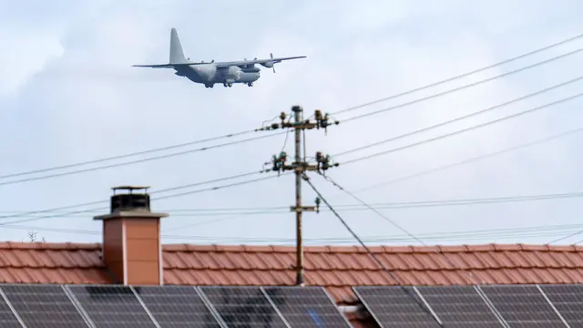 Ein seltener Anblick in Fehrbach: Eine C-130 „Hercules“ überfliegt das Dorf am Dienstag in niedriger Höhe. | Foto: Erik Stegner