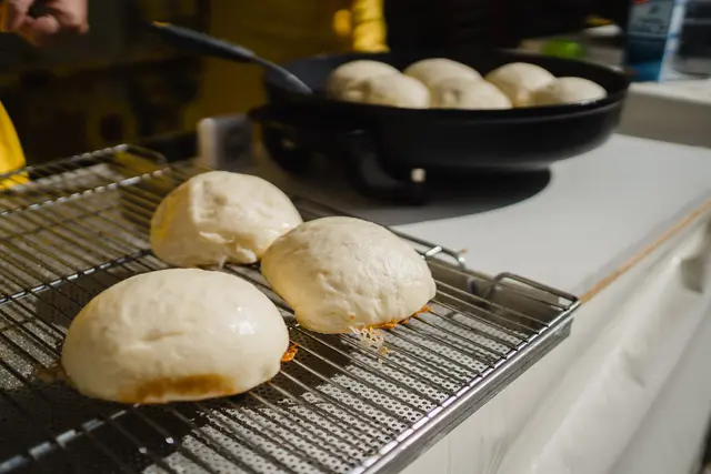 Für das leibliche Wohl sorgen neben den ansässigen Gastronomen auch Beschicker aus verschiedenen kulinarischen Regionen. | Foto: Vassilios Chorozidis