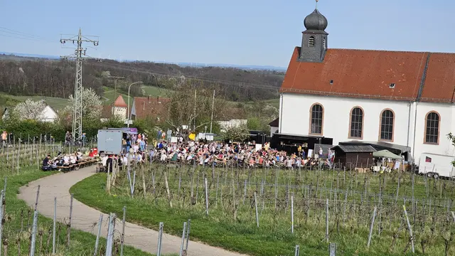 Weinstände, Besucher und kurze Wege prägen beim Mandelblütenfest das Umfeld der Dionysiuskirche in Gleiszellen-Gleishorbach | Foto: Ortsgemeinde Gleiszellen/gratis
