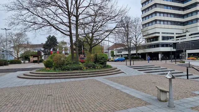 Zum Motiv für die Tat haben die Ermittlungen ergeben, dass die Beschuldigte und der Geschädigte sich kurz vorher auf dem Rathausvorplatz gestritten haben | Foto: Ralf Vester
