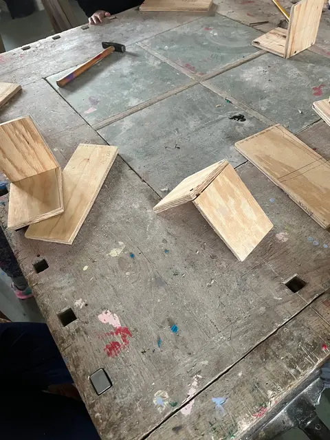 Aus kleinen vorher zurechtgesägten Holzbrettchen fügen die „Kleinen Handwerker“ aus der dritten Klasse Ministühle zusammen. | Foto: Gilbert Bürk