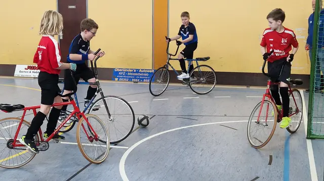 Eckball gegen Gau-Algesheim (Moritz Geißler gibt den Ball auf Mio Simon herein) | Foto: |szip